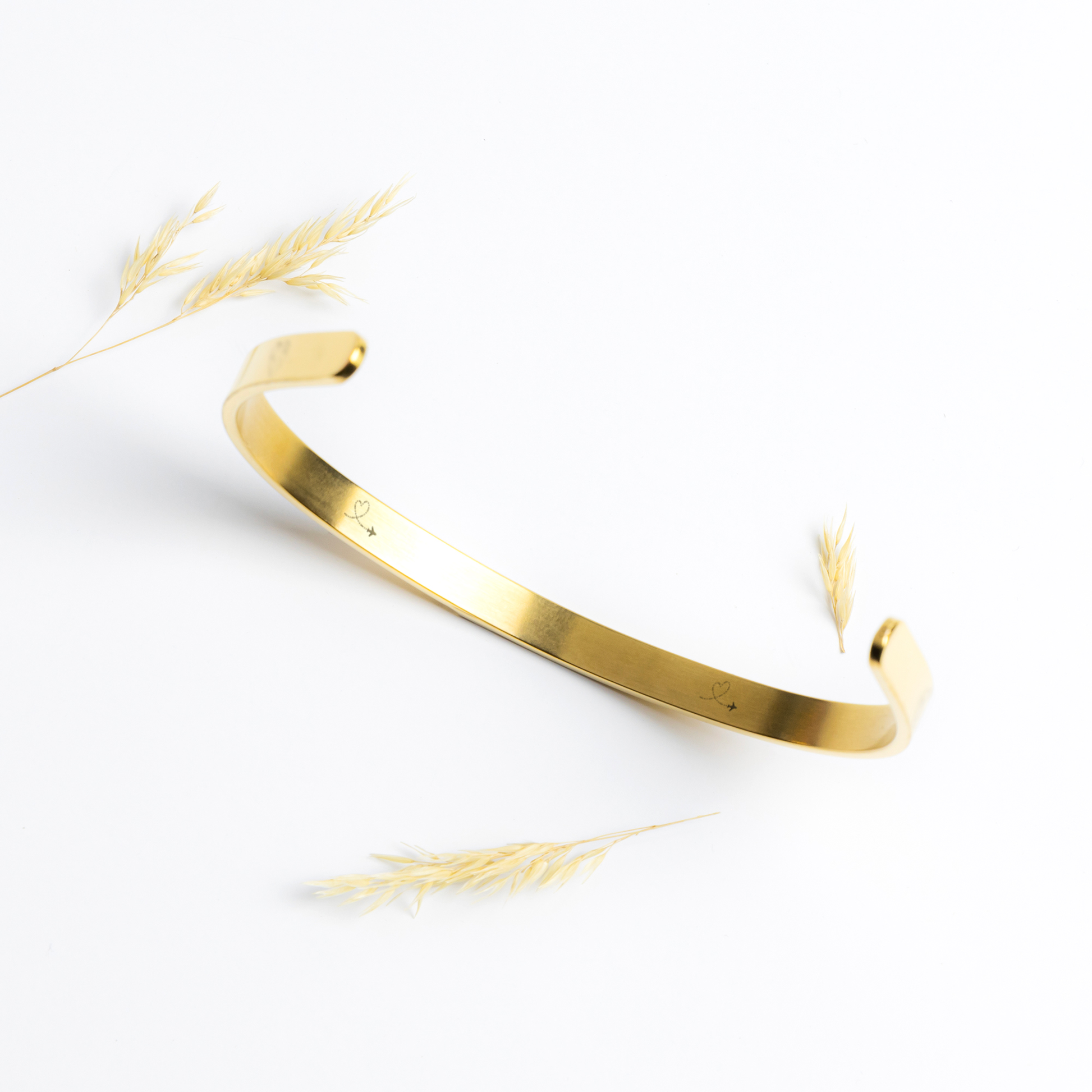 Love_Makes_the_World_Go_Round_Cuff_Gold_Lifestyle_01_Mockup.png