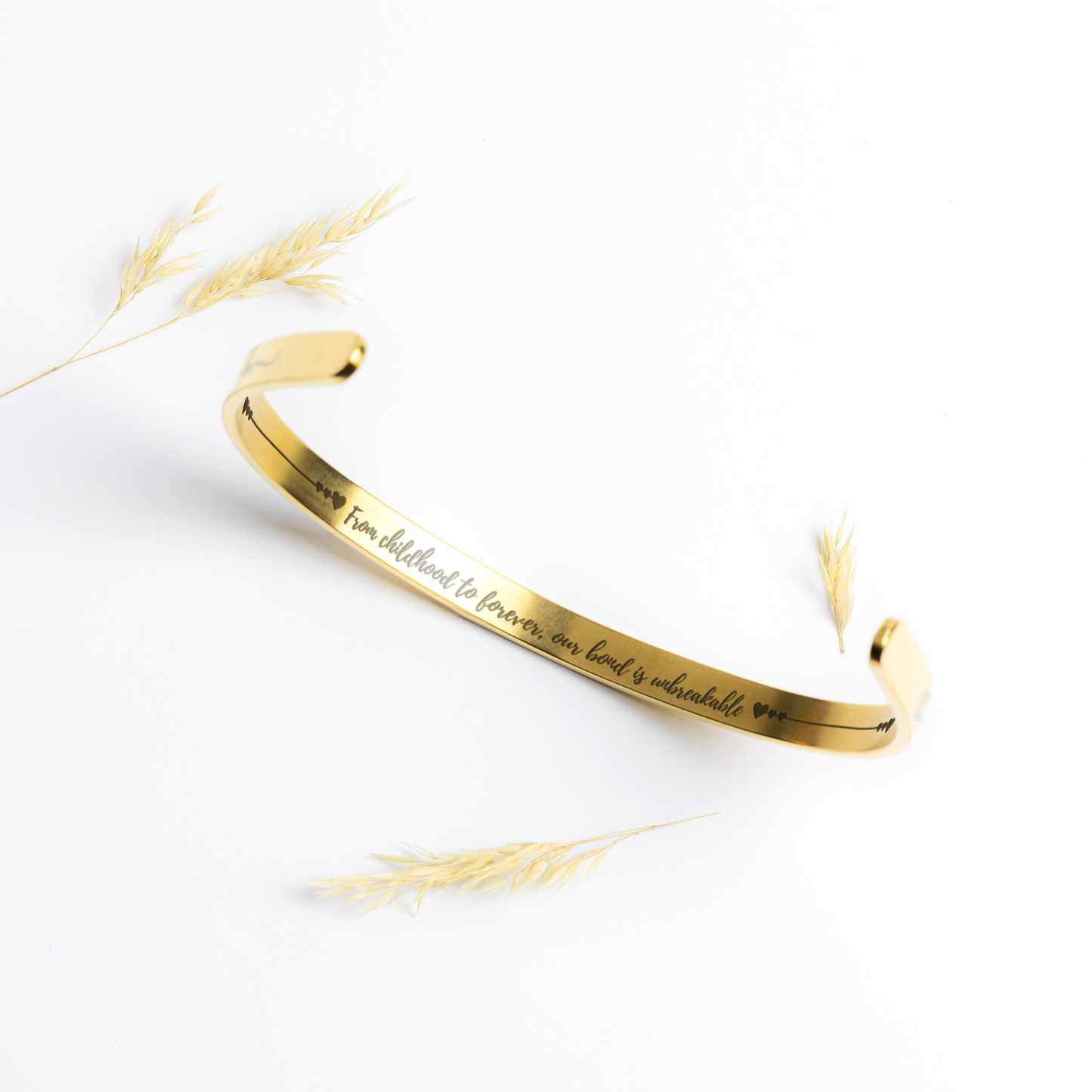 Sister_Love_Cuff_Gold_Lifestyle_01_Mockup.png